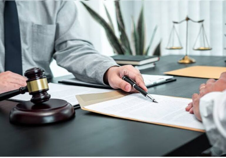 Key Factors To Consider When Choosing The Right Criminal Lawyer For Your Defense