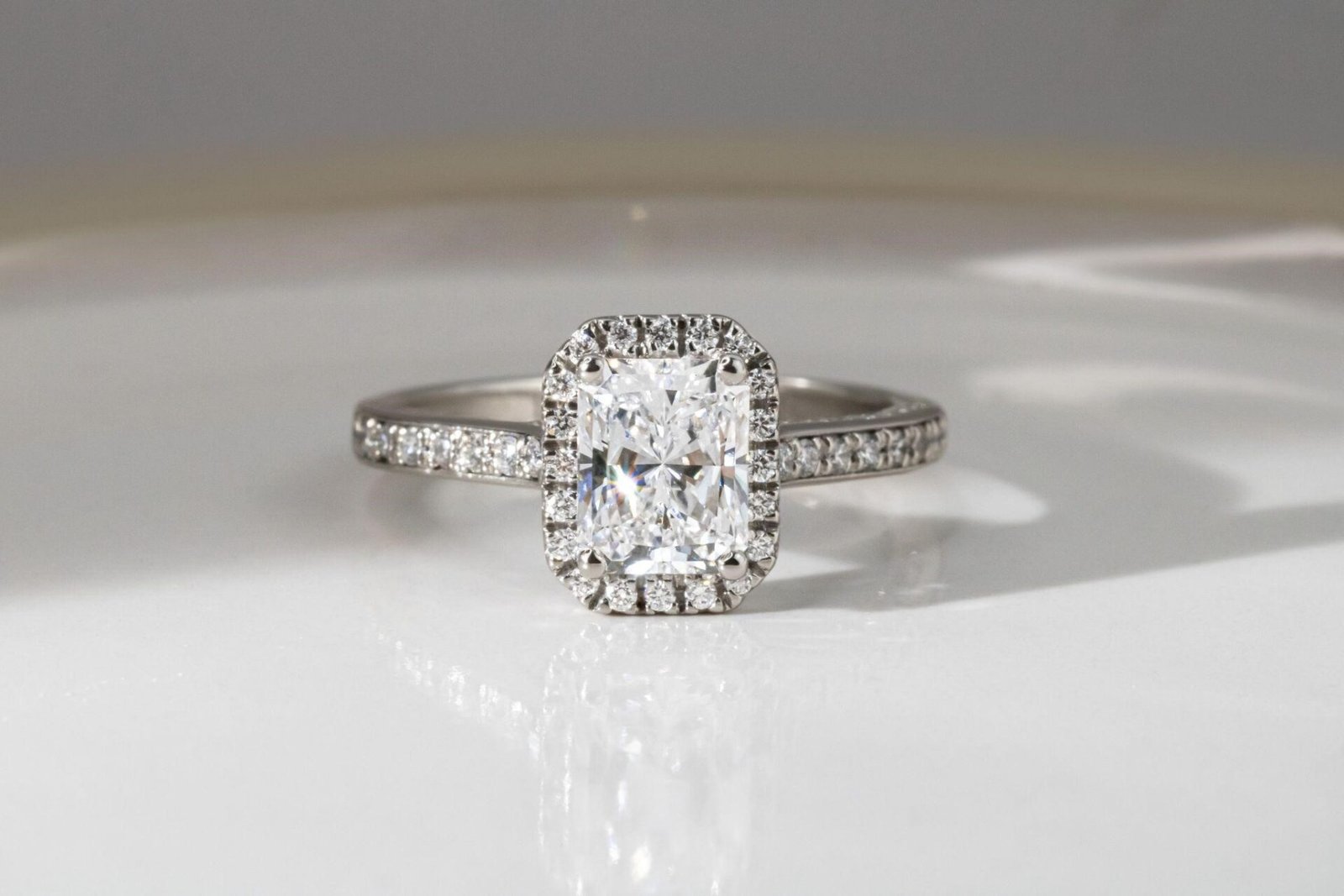 How to Determine the Price of a 9.5 Carat Diamond - RedGIF